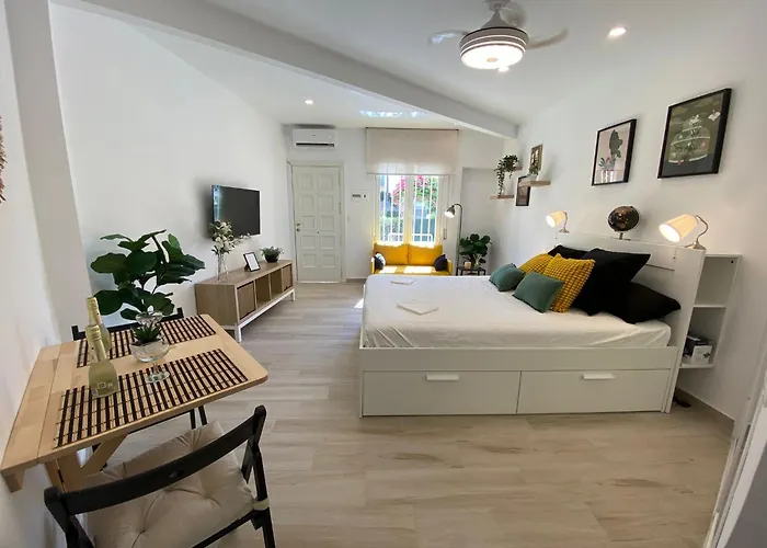 Estudio Con Piscina Y Parking, Playa A 4 Min A Pie, Tren A 2 Min Apartment